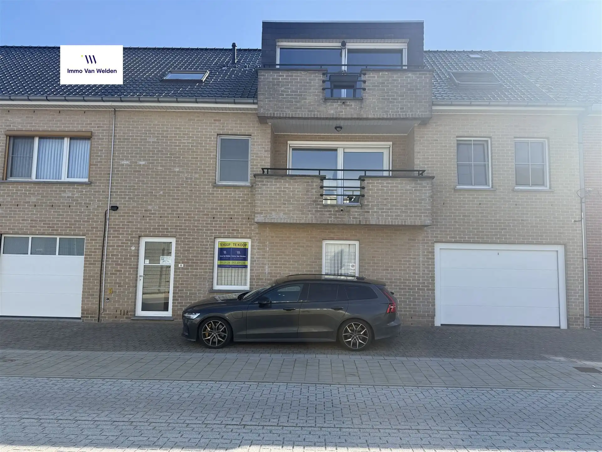 Te koop in Oudenaarde: ruim gelijkvloers appartement met terras en garage. foto {{pictureIndex}}
