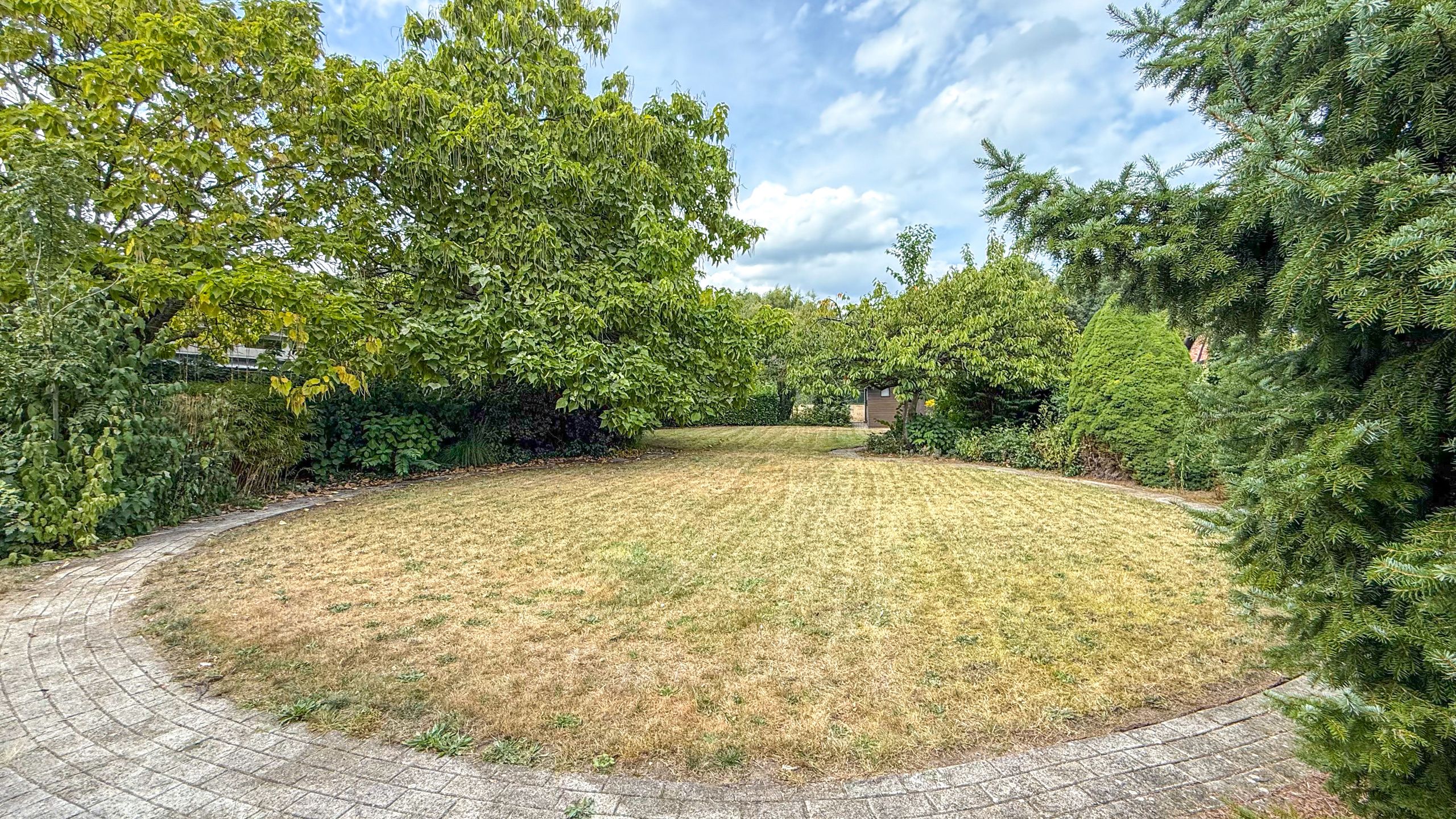 Ruime gezinswoning met 4 tot 5 slpkms en grote omheinde tuin! foto 33