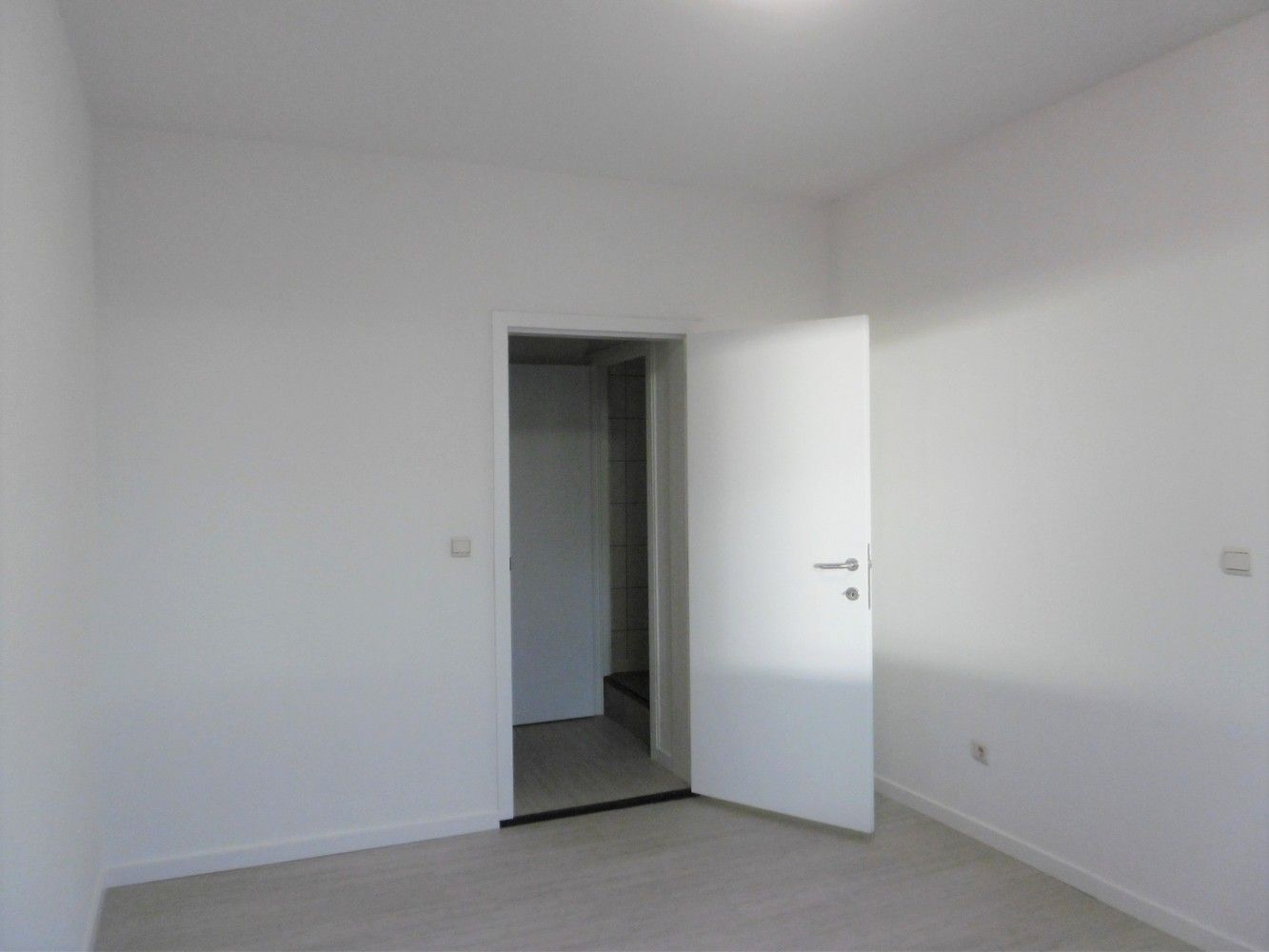 Gerenoveerd appartement op de 1ste verdieping van een gebouw, nabij het centrum van Maasmechelen. foto 5
