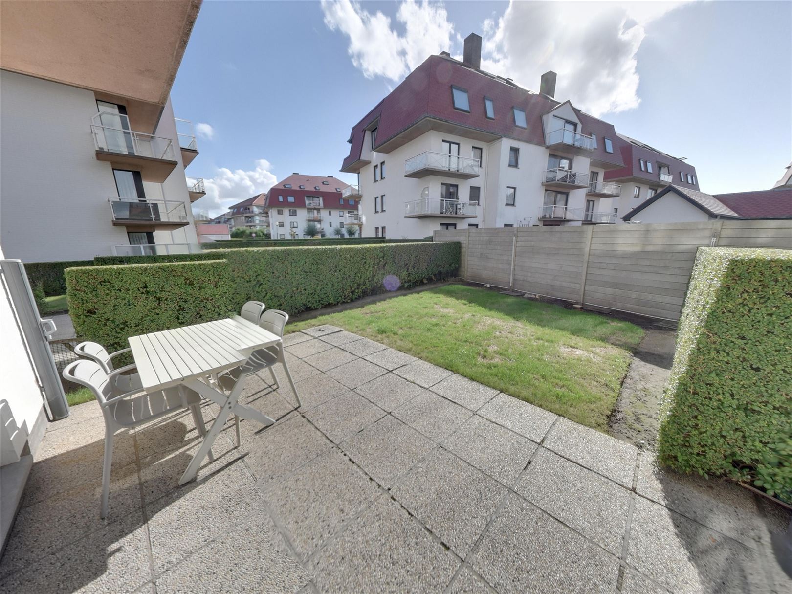 appartement met ruim terras en tuin foto 2