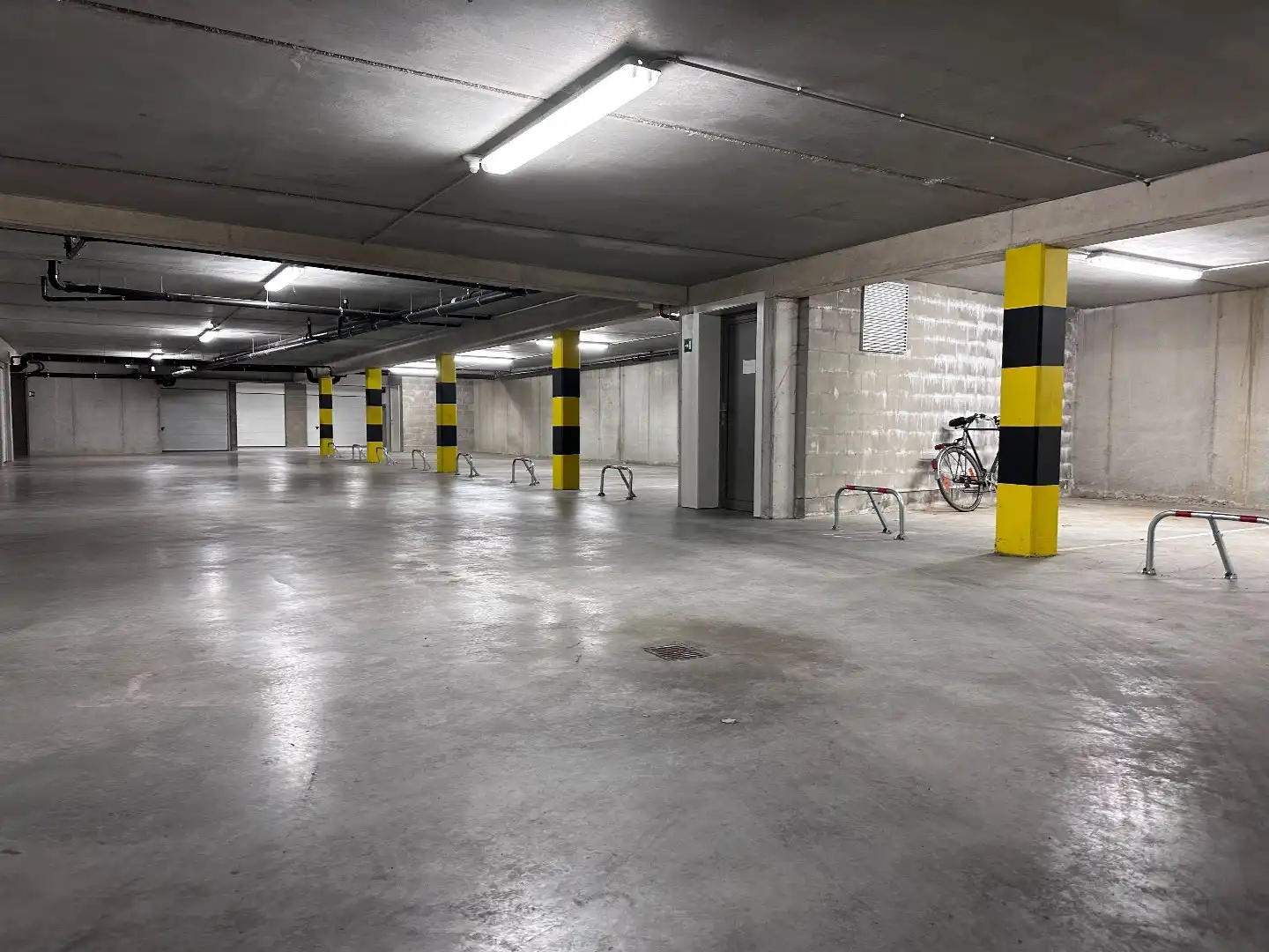Ondergrondse parkeerplaats in centrum Gistel  foto {{pictureIndex}}
