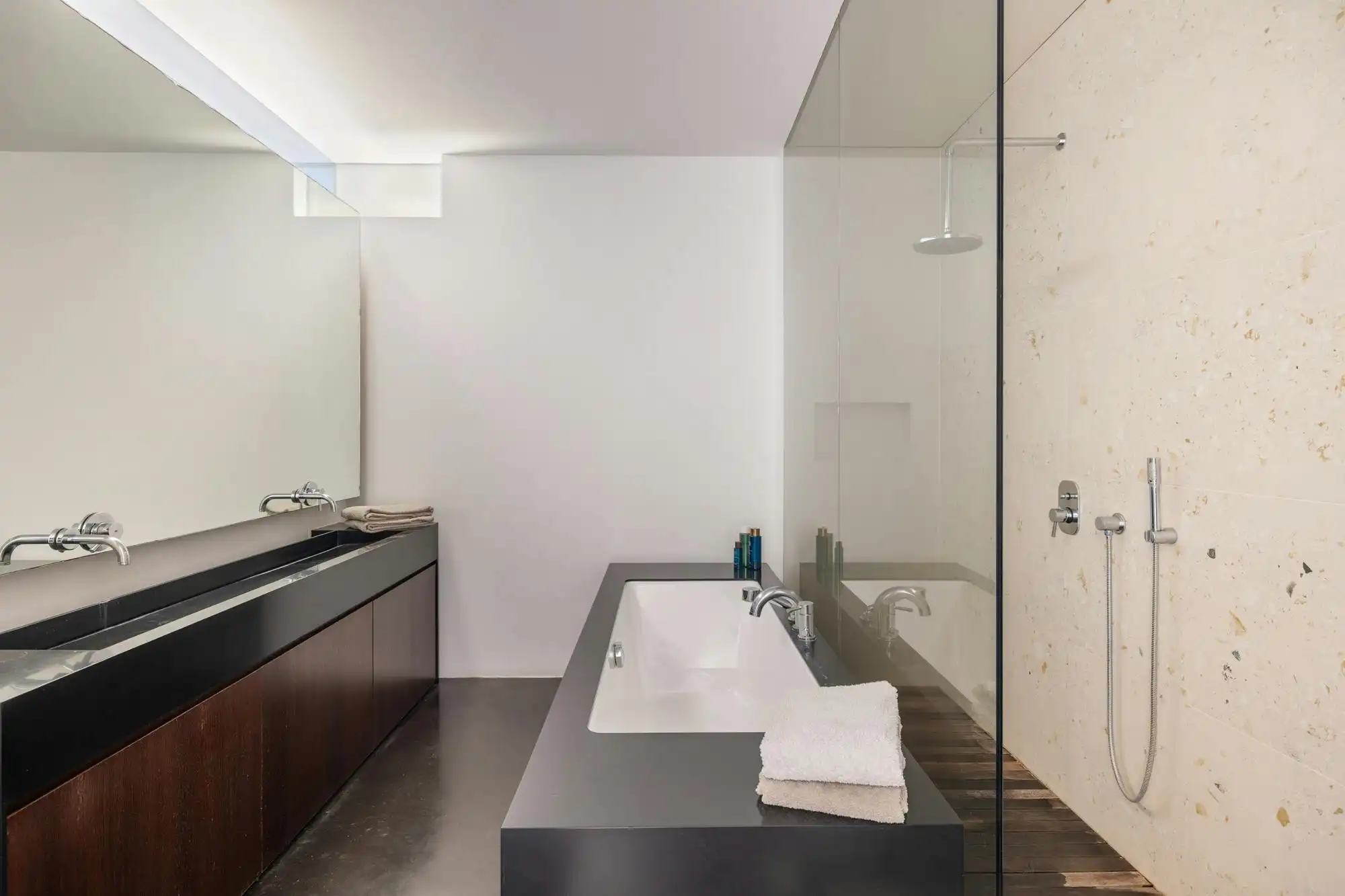 Herenhuis van 430 m² met praktijkruimte vlakbij Tour & Taxis foto 12