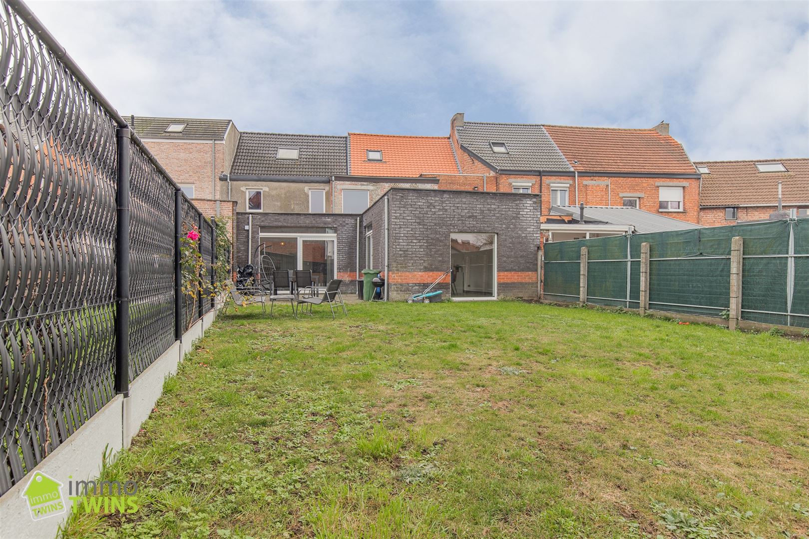 Ruime en lichtrijke gezinswoning met zonnige tuin en inpandige garage in Lebbeke foto {{pictureIndex}}