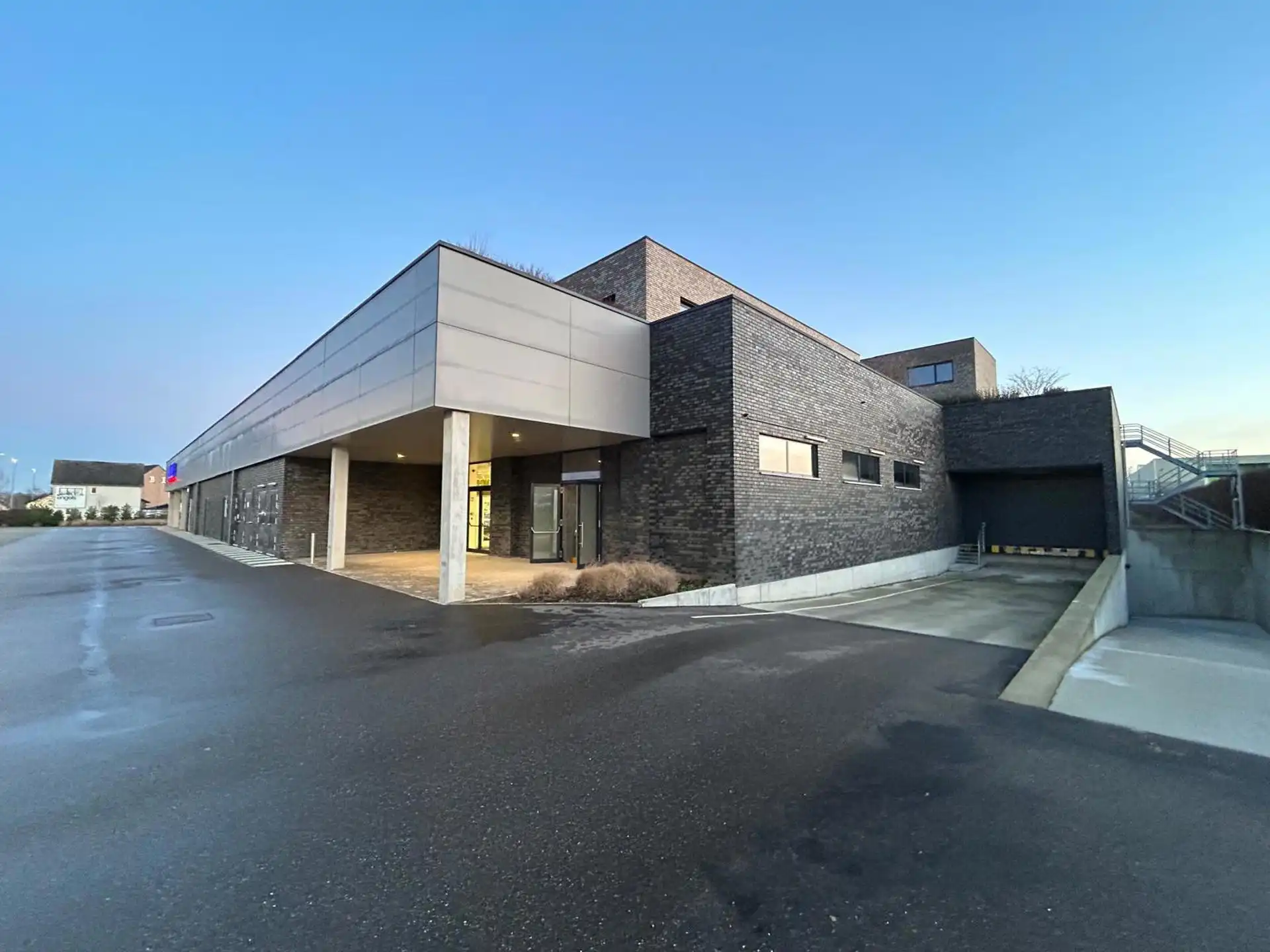 Te Huur: Commerciële ruimte in Kortessem - 161m² foto {{pictureIndex}}