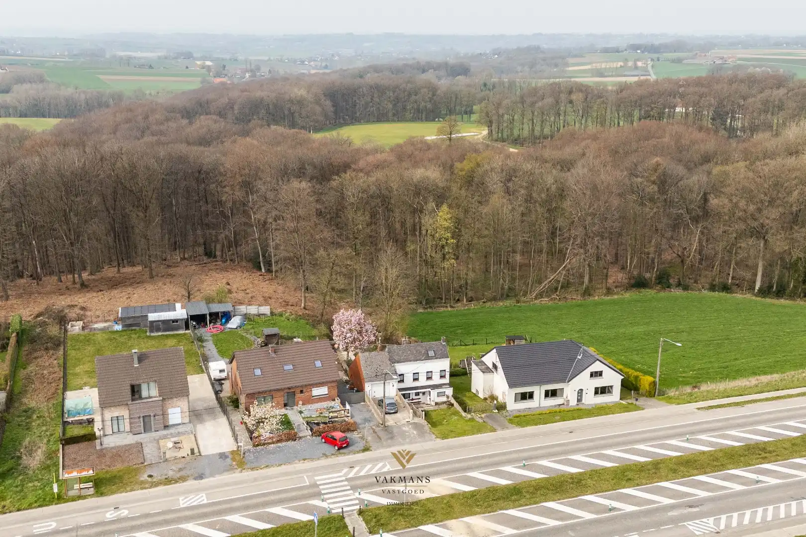 Ruime alleenstaande woning met garage in heuvelachtige omgeving foto 3