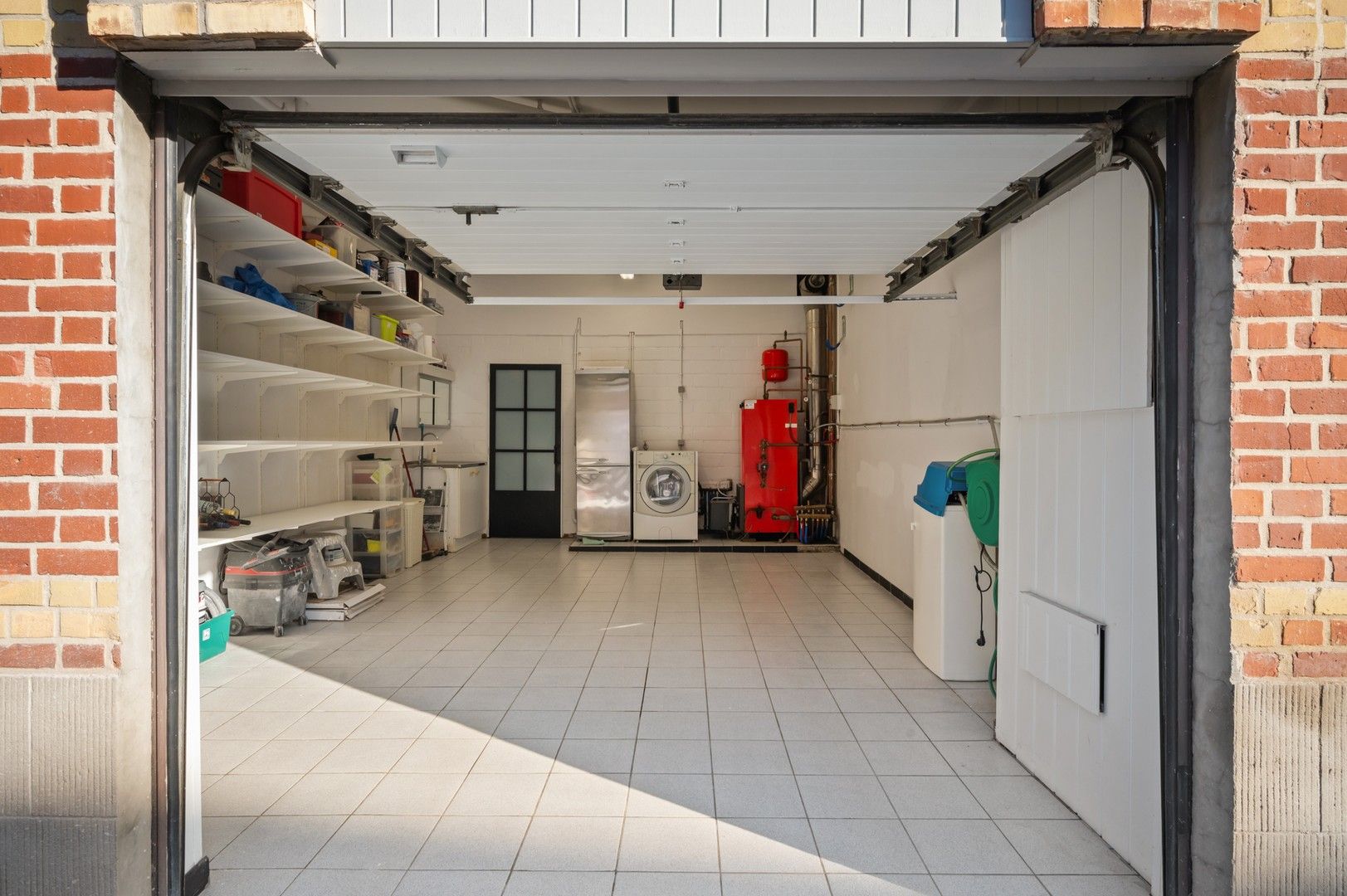 Verrassend ruime instapklare rijwoning met garage, 3 slaapkamers en dressing en ruime zolder foto 24