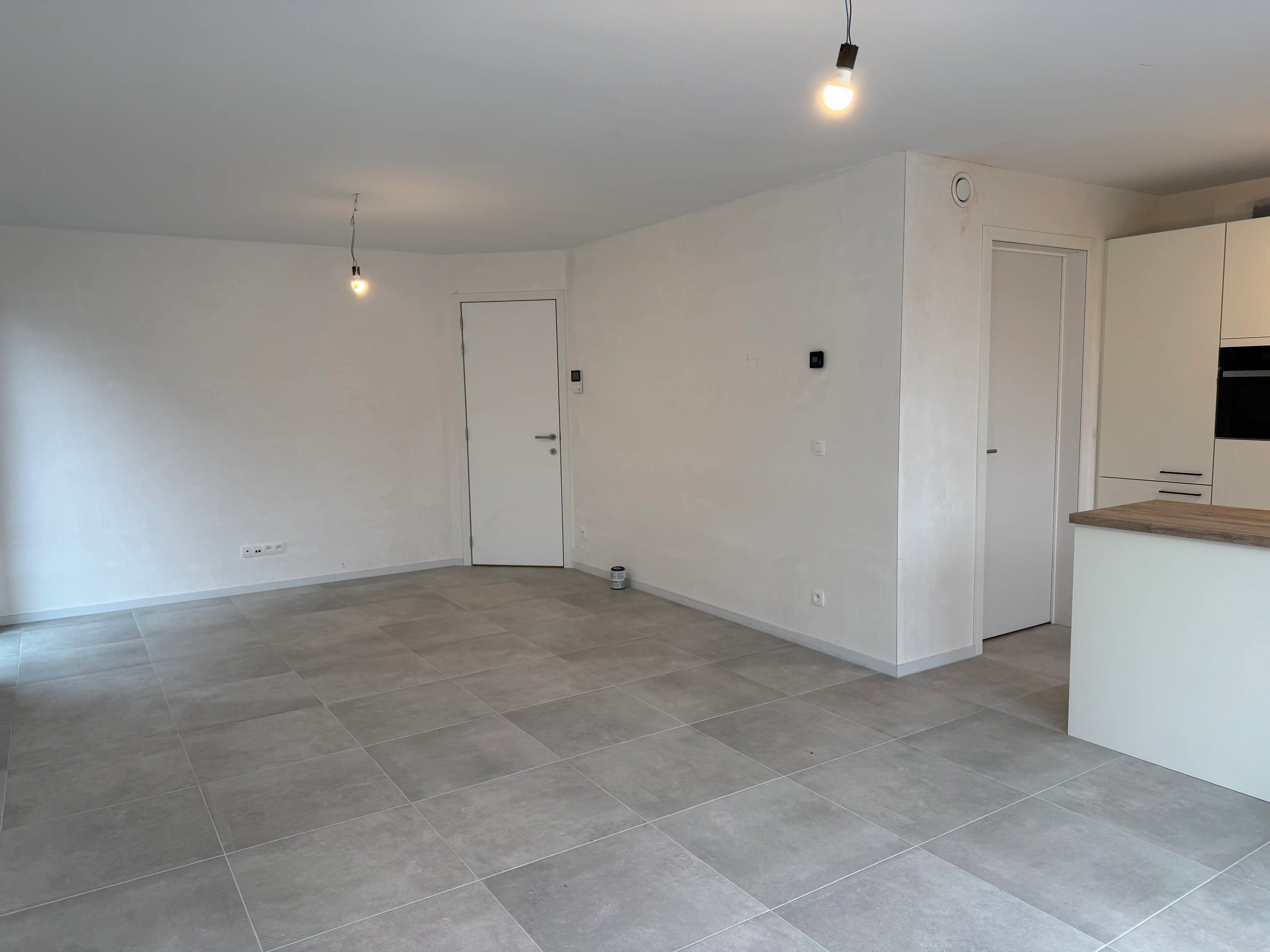 Te huur: Prachtig gelijkvloers 2-slaapkamerappartement met terras en privé-tuin foto 2