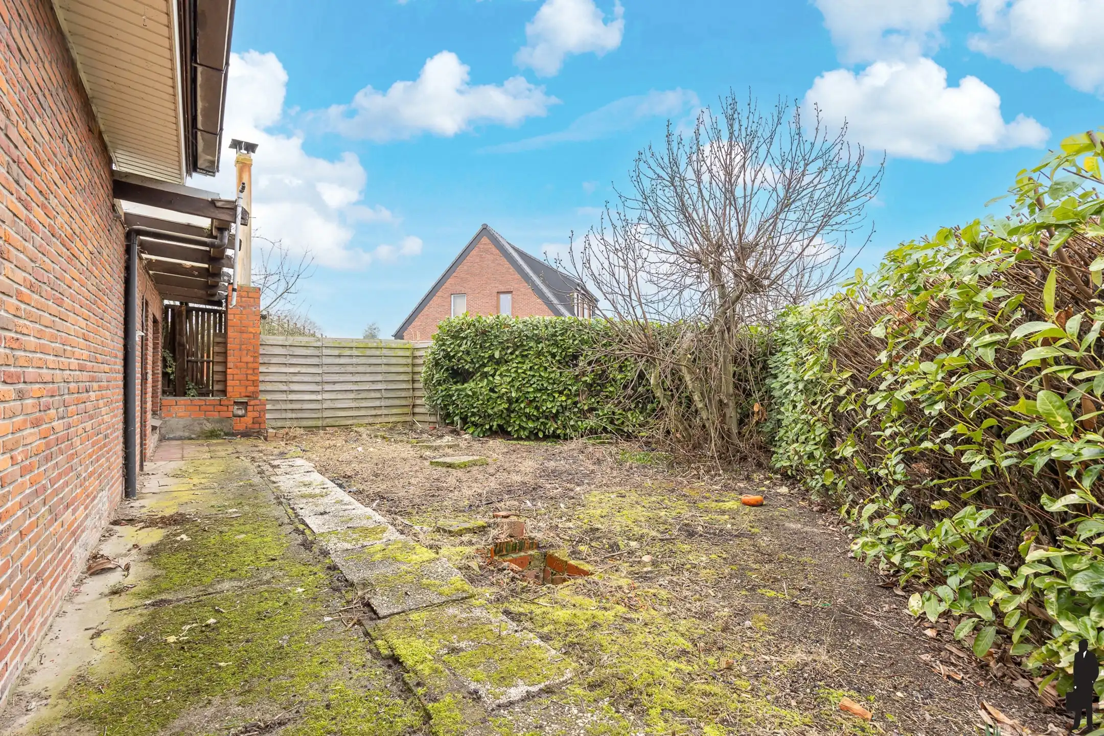 Vergund renovatieproject met veel potentieel op topligging foto 15