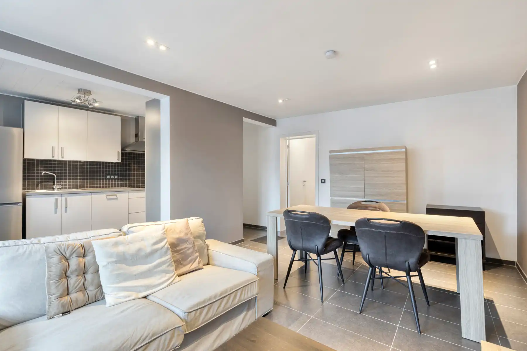 Instapklaar appartement met terras en garage in het centrum van Ninove! foto 6