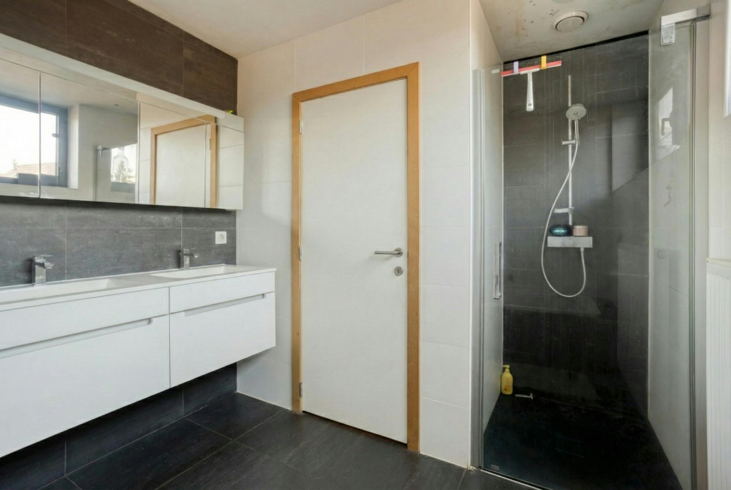 Authentiek gerenoveerd herenhuis in centrum Grobbendonk foto 15