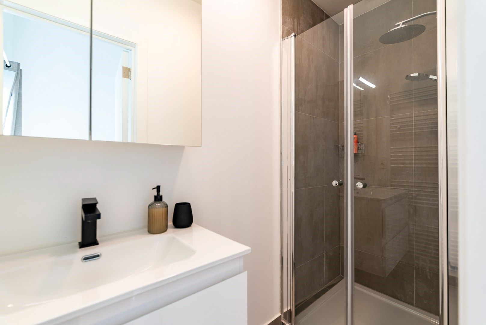 Stijlvol bemeubeld appartement met 1 slaapkamer foto 10