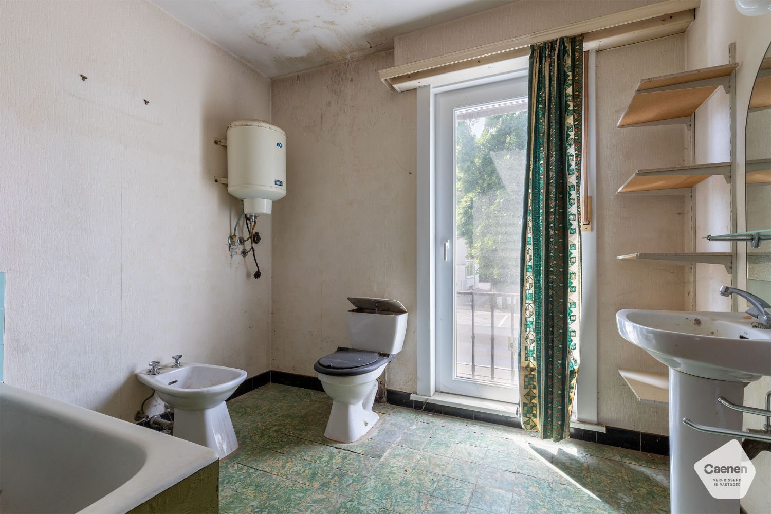 TE RENOVEREN STEVIGE HALF-OPEN WONING op CENTRALE LIGGING met 4 slaapkamers en GARAGE foto 11