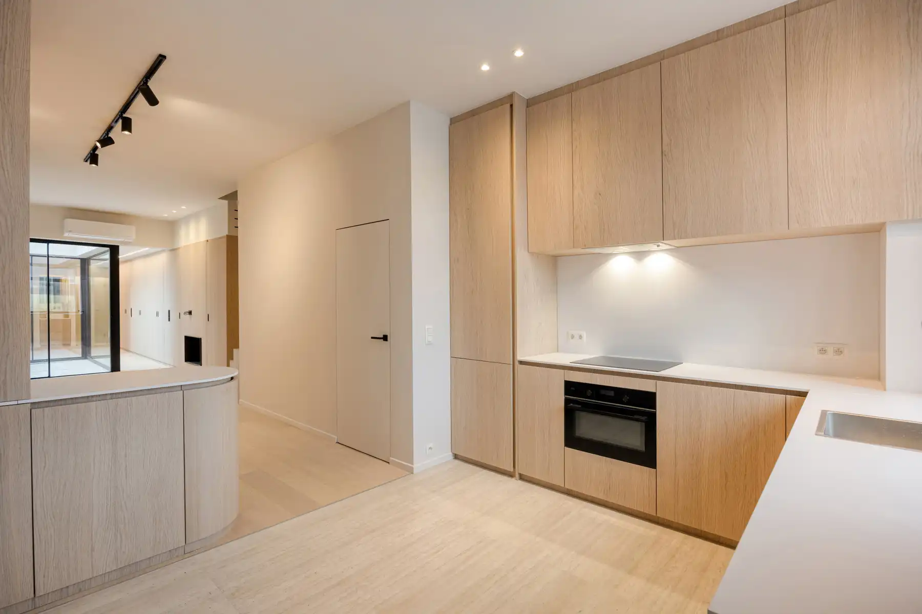Stijlvol gerenoveerde woning met 3 slaapkamers  foto 3