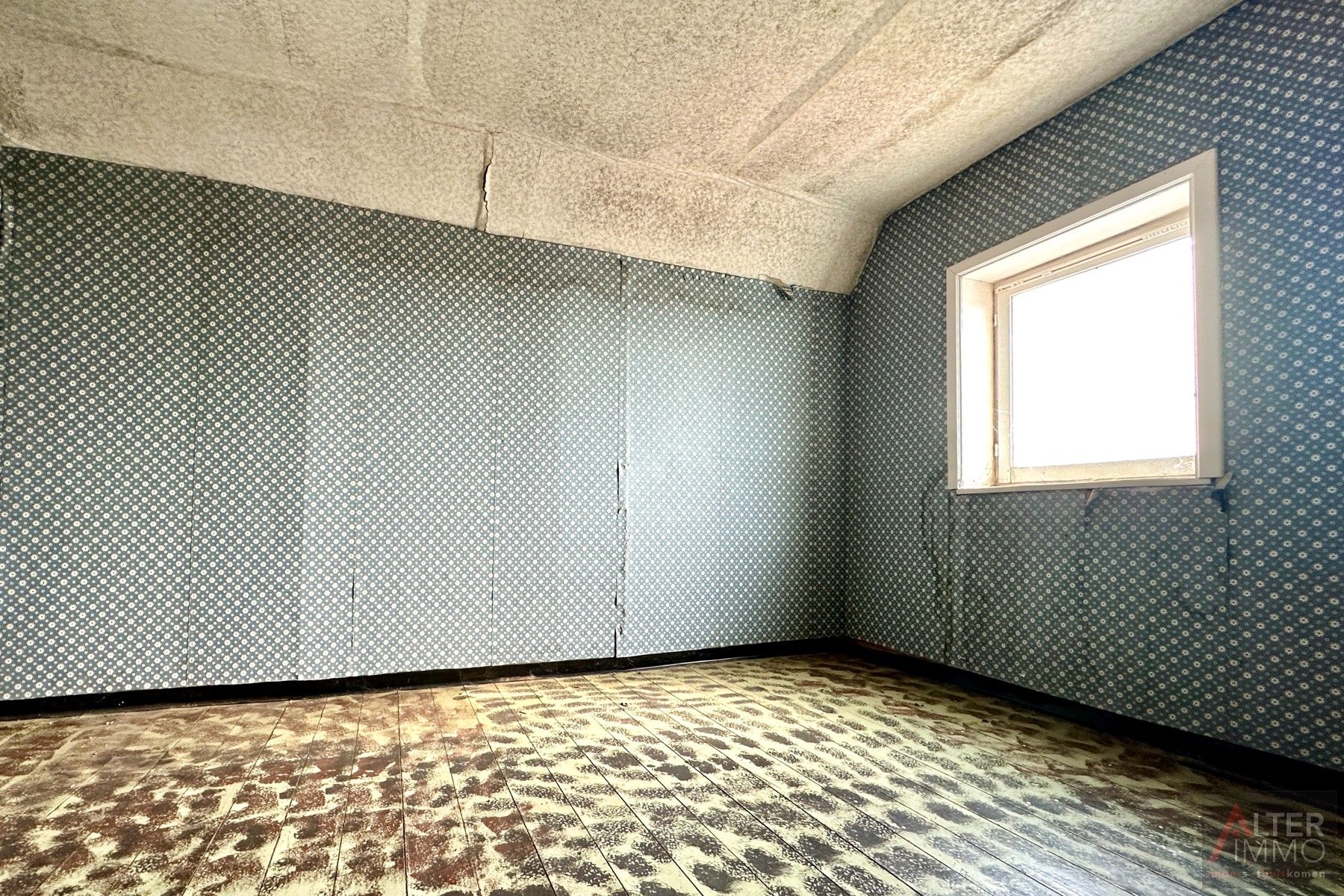Te renoveren woning uit 1949 met achterbouw en garage op een hoekperceel van 5a 24ca. Deze open bebouwing ligt in een residentiële buurt. foto 19