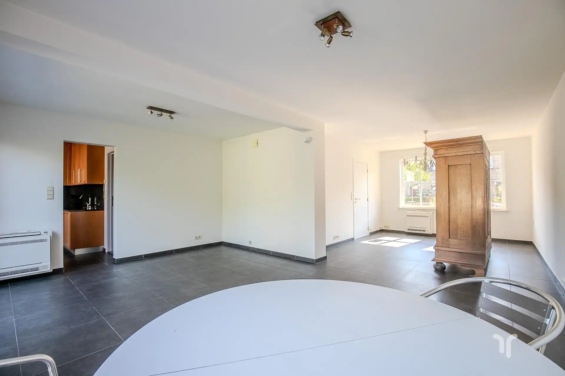 Deze rustig gelegen woning bevindt zich net buiten de stadskern en op wandelafstand van scholen, winkels en openbaar vervoer.  foto 3