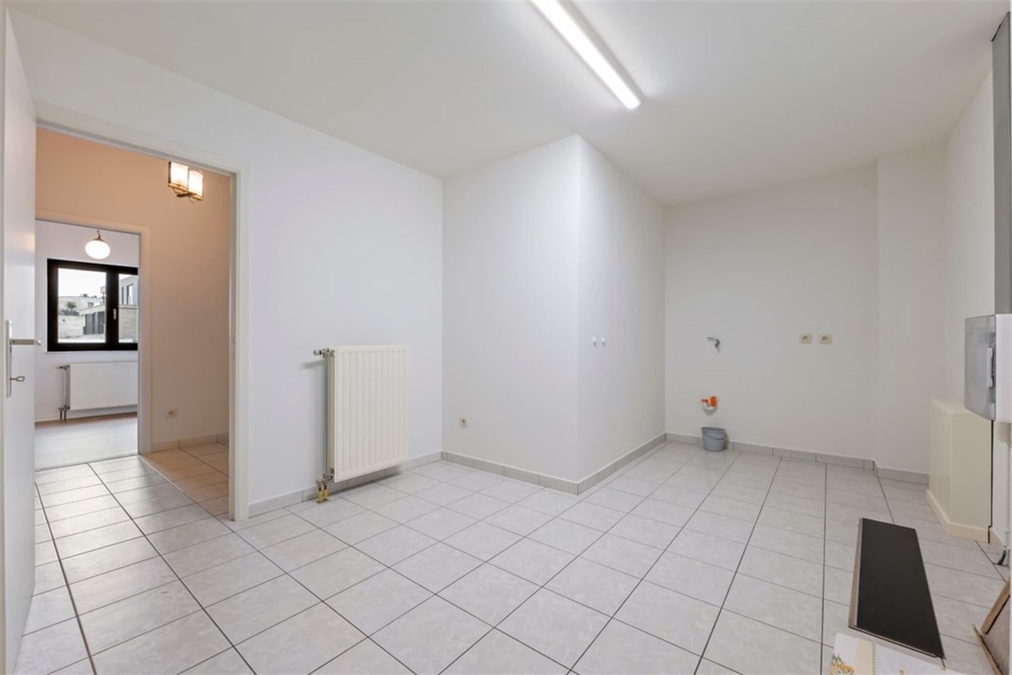 RUIM GELIJKVLOERS APPARTEMENT MET 3 SLKS EN EEN STAANPLAATS OP WANDELAFSTAND VAN HET CENTRUM VAN SINT-TRUIDEN  foto 23