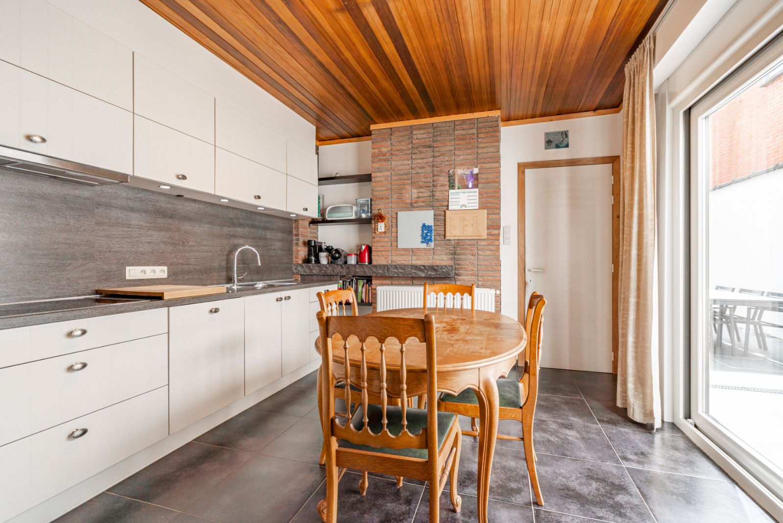 Instapklare woning met zonnepanelen en uitweg via achterliggende ruime garage! foto 5
