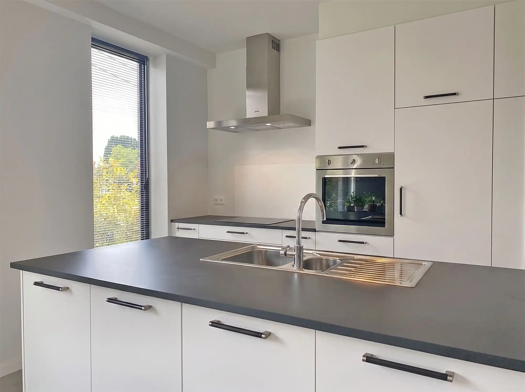 Instapklaar GELIJKVLOERS-APPARTEMENT met 2 slaapkamers, terras en ondergrondse autostaanplaats (1) & -kelder  foto 4