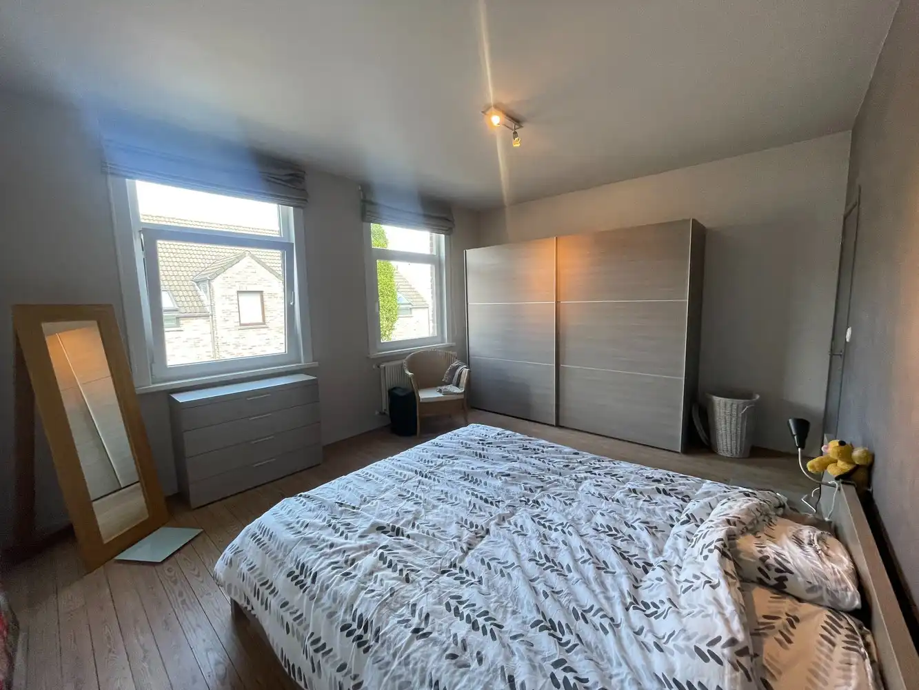 Assebroek, RUIME LICHTRIJKE INSTAPKLARE WONING met GROTE TUIN met  UITWEG+ OPRIT , mogelijkheid garage te bouwen,3 SLAAPKAMERS, Badkamer en douchekamer. foto 12
