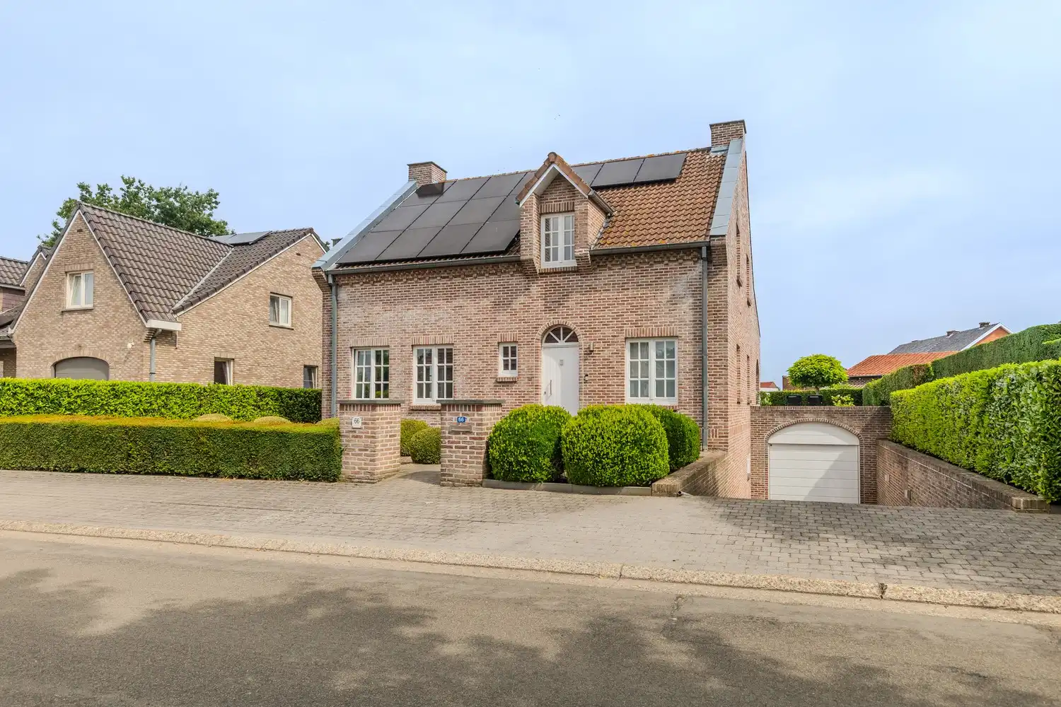 Verzorgde, instapklare woning met 3 slaapkamers én 2 badkamers in het gezellige Mopertingen, Bilzen-Hoeselt. foto {{pictureIndex}}