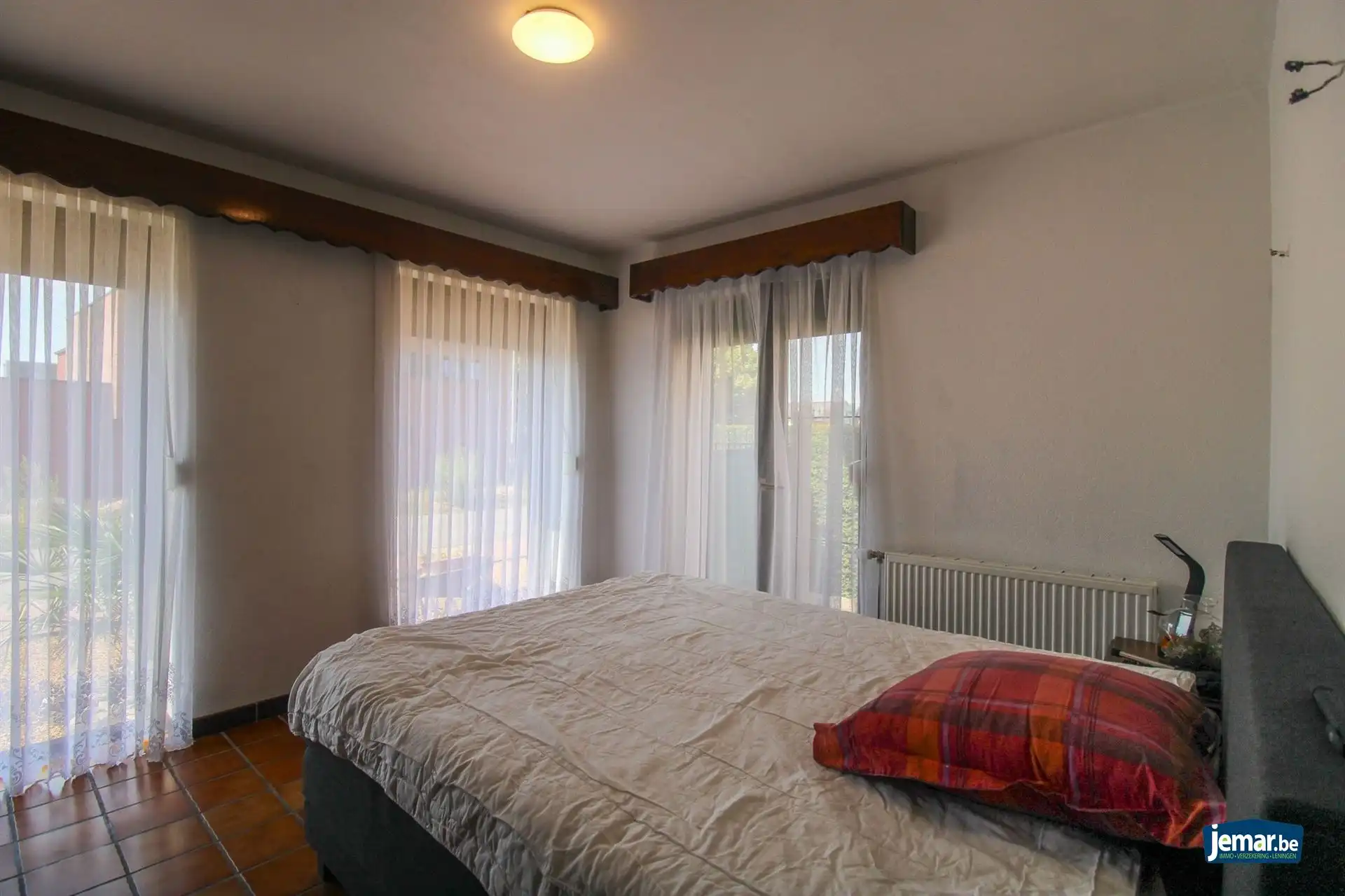 Vrijstaande gezinswoning met 4 slaapkamers, ruime kelder en garage, zonnepanelen mét certificaten en tuin op een vlot bereikbare toplocatie in Maasmechelen! foto 6