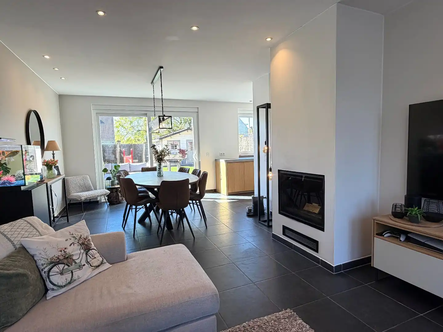 Prachtige woning met 3 slaapkamers, zonnepanelen en thuisbatterijen op rustige ligging! foto 4