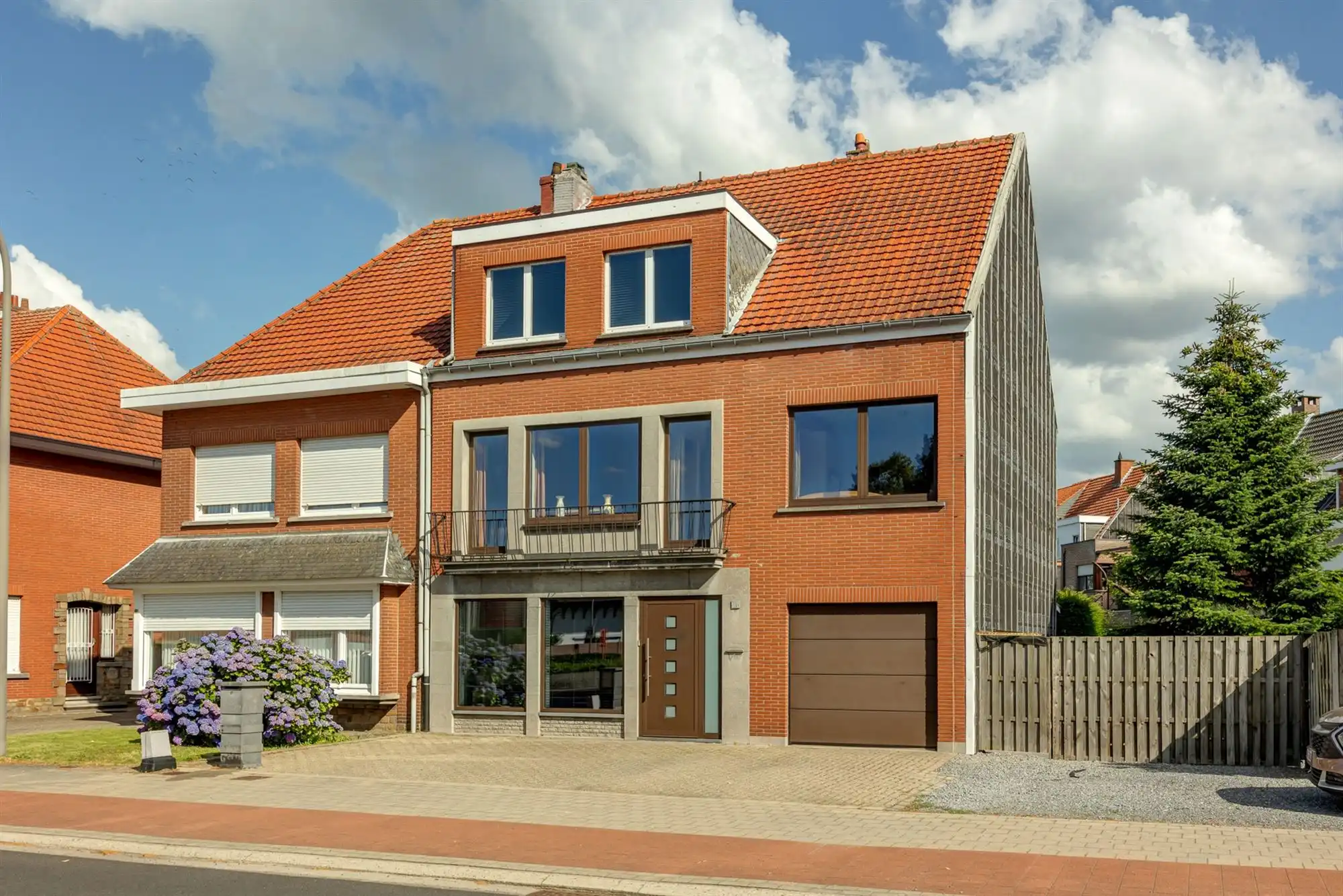 Gedeeltelijk gerenoveerde tweewoonst met tuin en garage foto {{pictureIndex}}