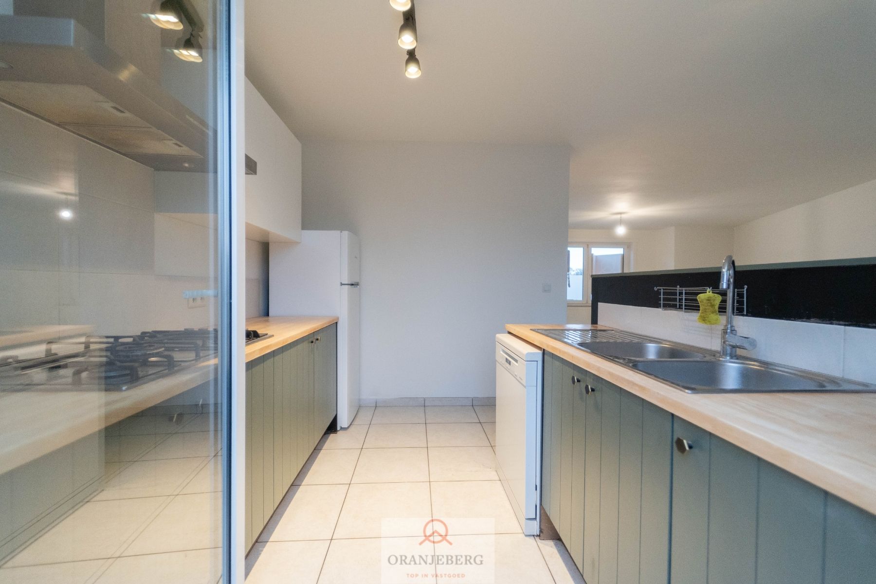 Lichtrijke bel-étage woning met garage en tuin te Lievegem - Waarschoot foto 2