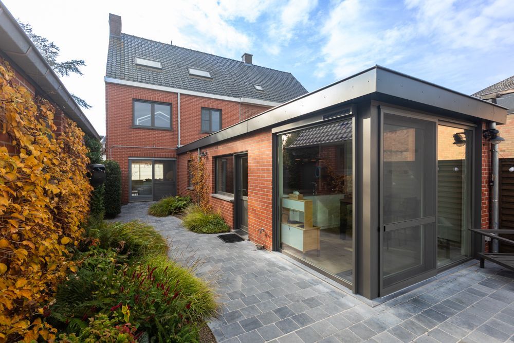 Halfopen woning met tuin, garage en pergola foto 2