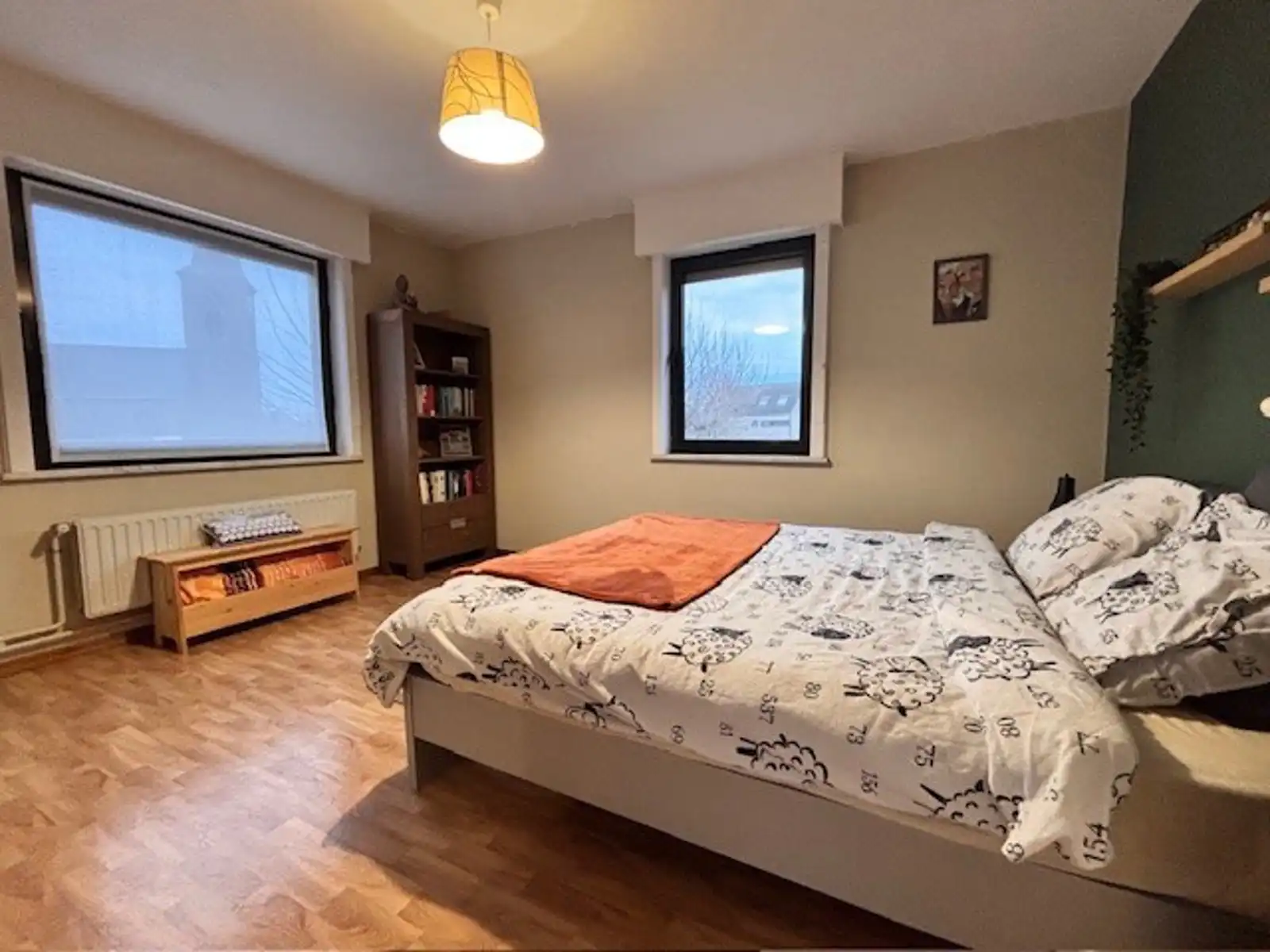 Ruime hoekwoning met terras, tuin en garage. foto 10