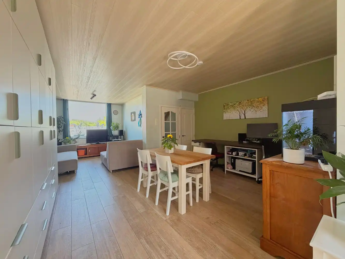 Instapklare gezinswoning (3 slpks) met tuin + 2x garage foto 2