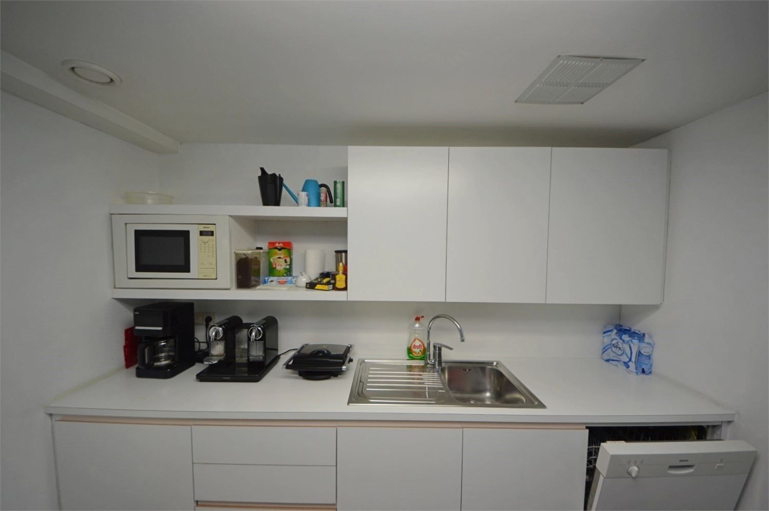 INSTAPKLAAR KANTOOR MET 6 PRIVE PARKEERPLAATSEN NABIJ E40 KAREELSTRAAT foto 17