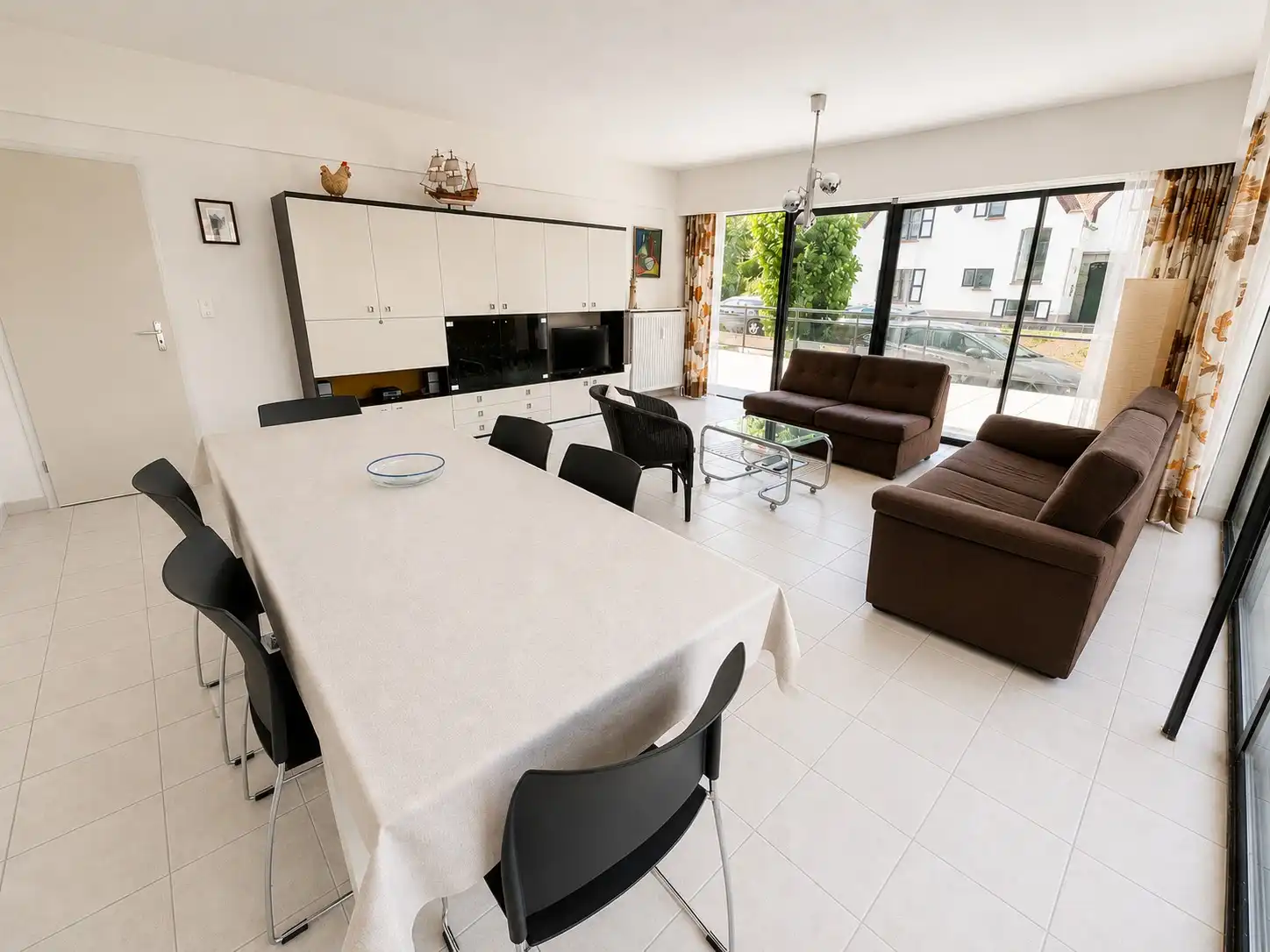 Ruim gelijkvloers appartement te koop met uitzonderlijk zonneterras in de gegeerde Concessie van De Haan. foto 4