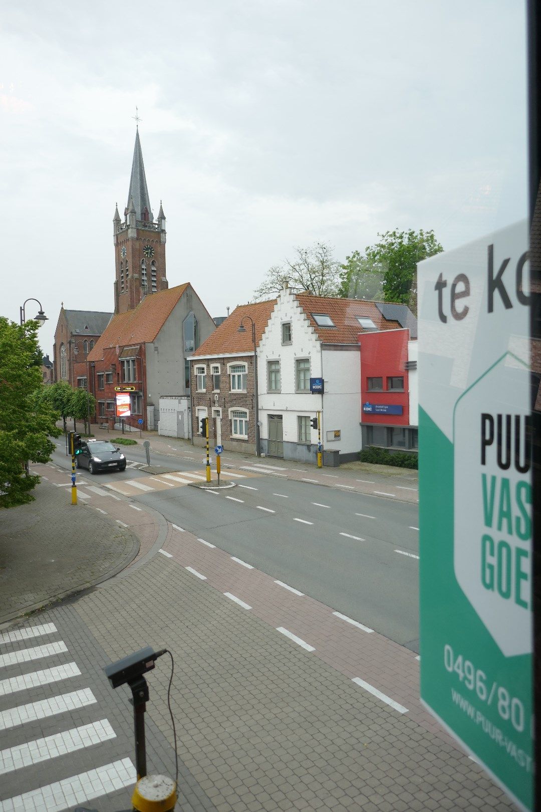 Zéér ruim gebouw met handelszaak, grote woonst en tuin in het hartje van Sijsele. foto 11