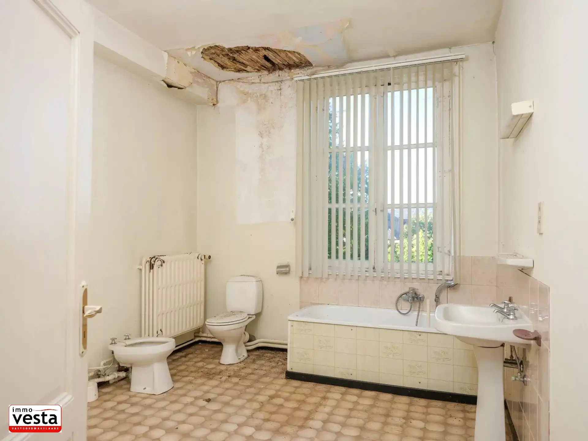 Voormalige pastorie met tal van mogelijkheden foto 17