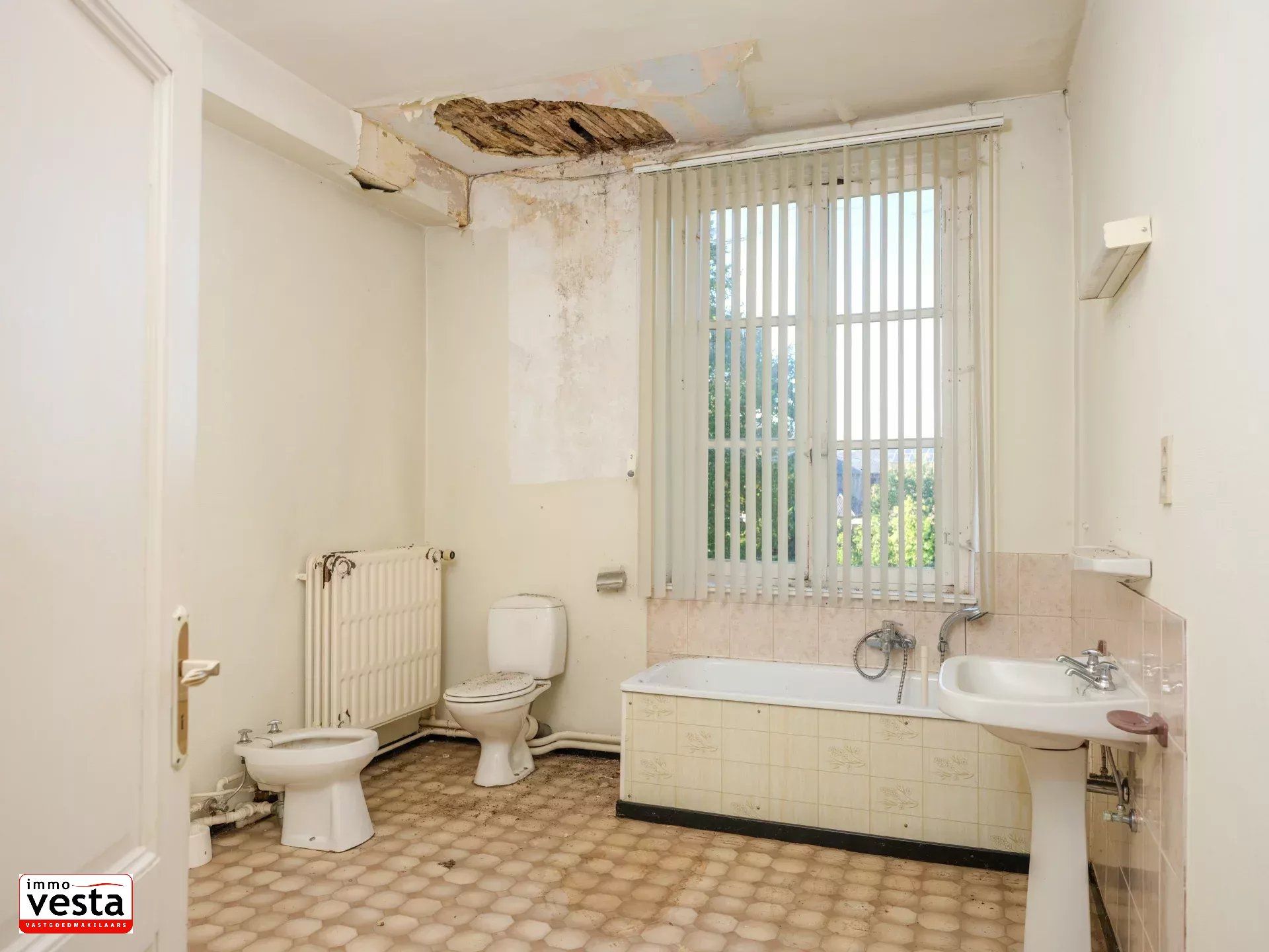 Voormalige pastorie met tal van mogelijkheden foto 17