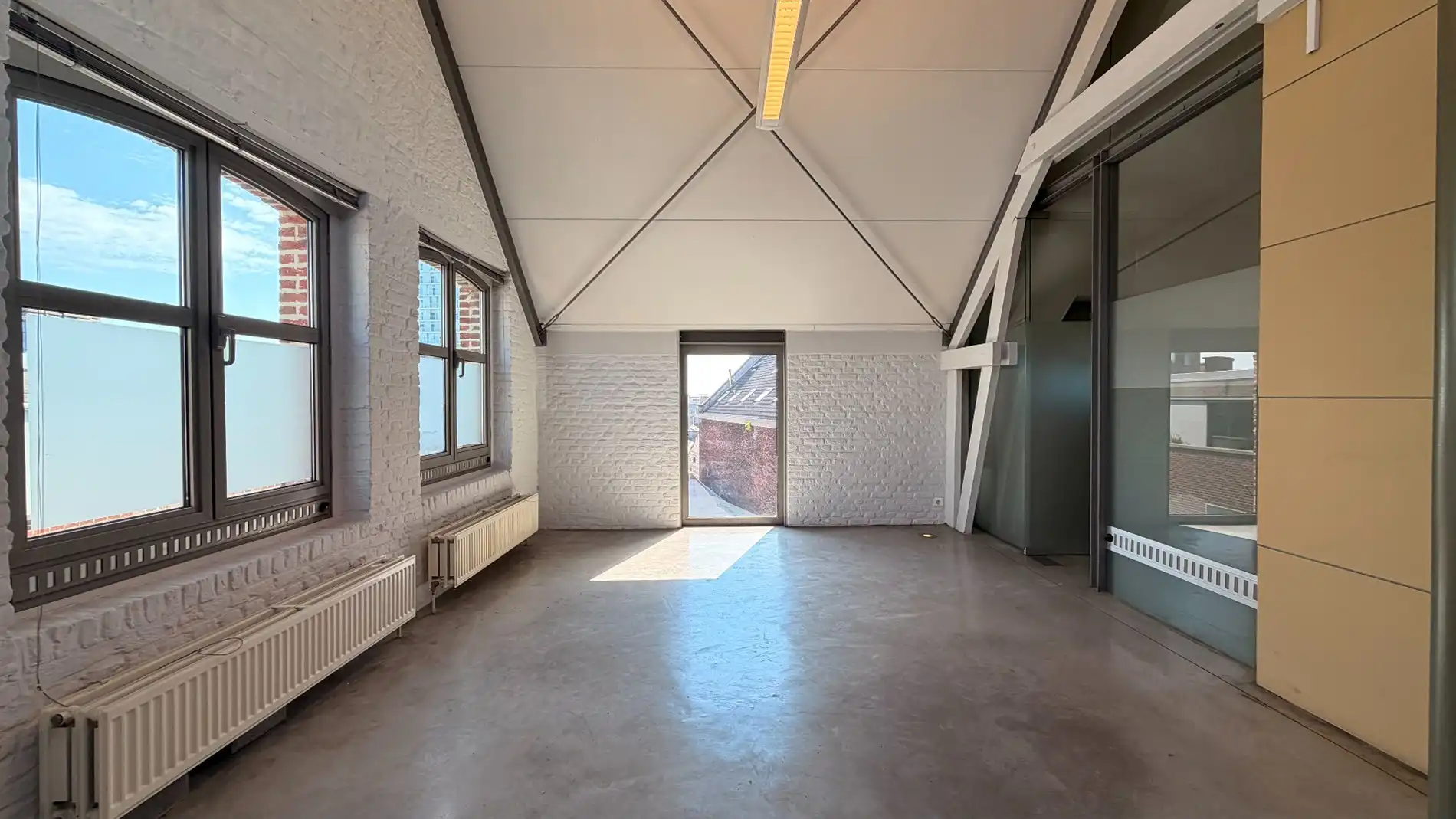 Trendy kantoor in gerenoveerd pakhuis nabij het Eilandje foto 3
