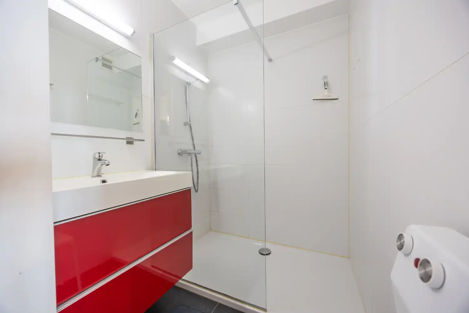 Instapklaar 2 slaapkamer-appartement met zijdelings zeezicht foto 16