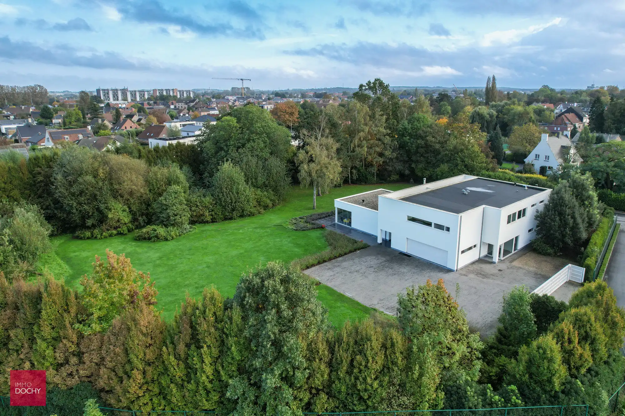 Centraal gelegen moderne ruime villa met appartement of burelen op ca. 5.664m² foto 2