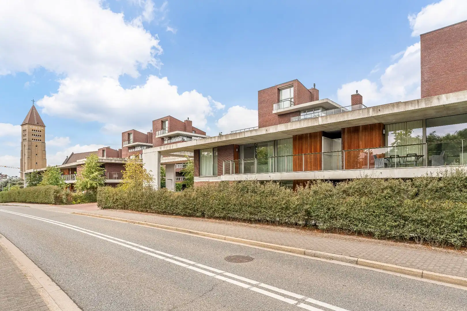 Exclusief gelijkvloers appartement met ruime terrassen, 2 slpk, extra brede autostaanplaats, centrum Genk foto {{pictureIndex}}