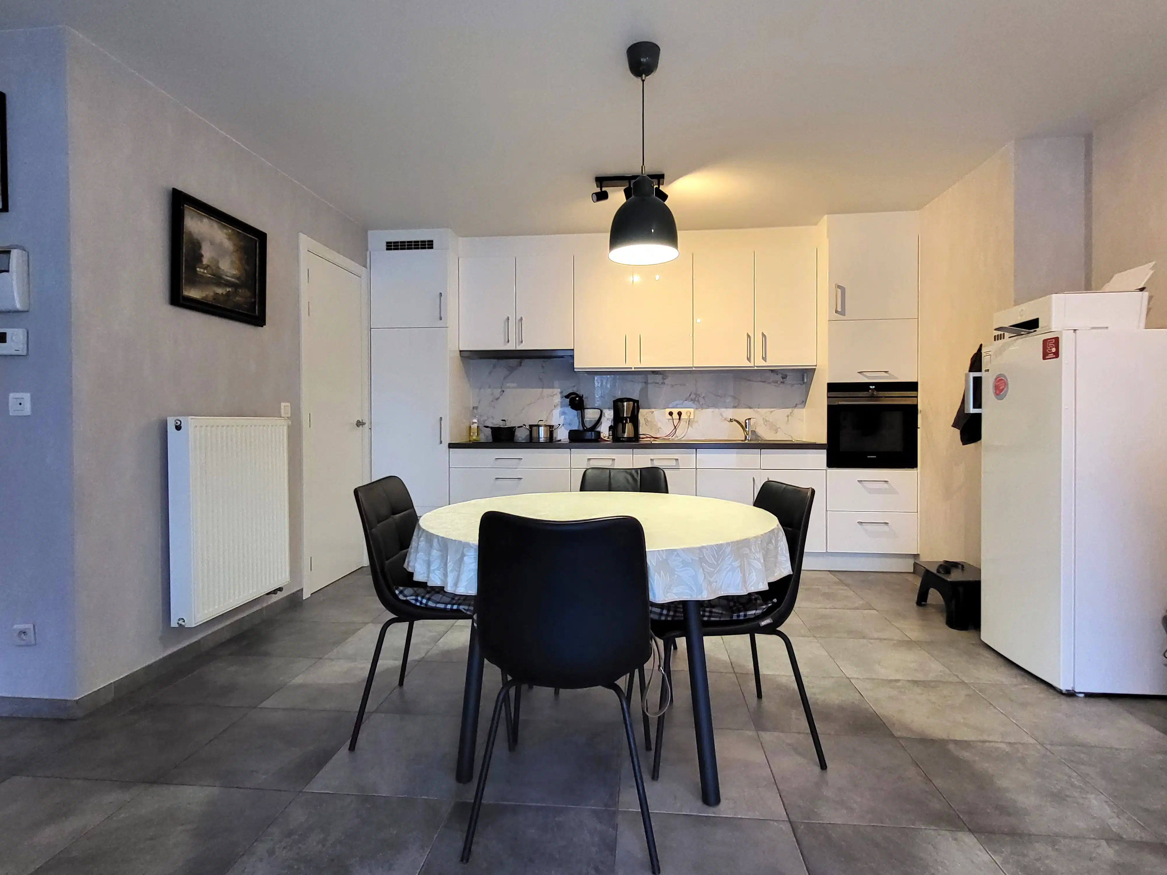 Dit aangename gelijkvloers appartement van bouwjaar 2010 is rustig gelegen in het dorp en biedt comfortabel wonen zonder gemeenschappelijke kosten.  foto 10