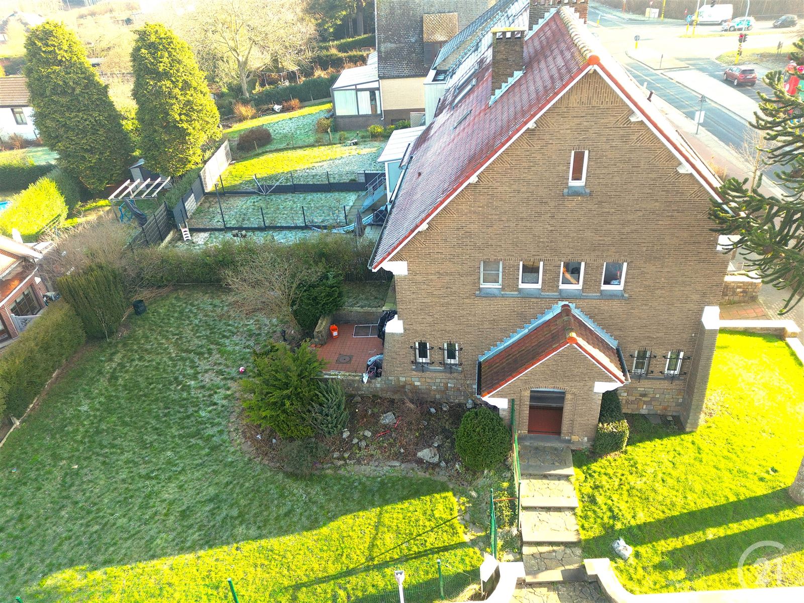 Karaktervolle driegevel villa met grote garage foto 6