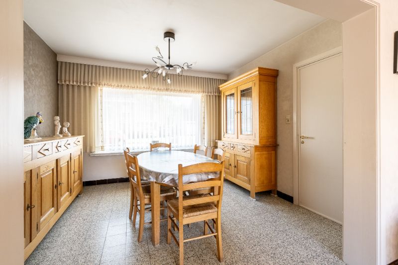Ruime woning met 4 slpks, garage en uitweg achteraan. foto 6