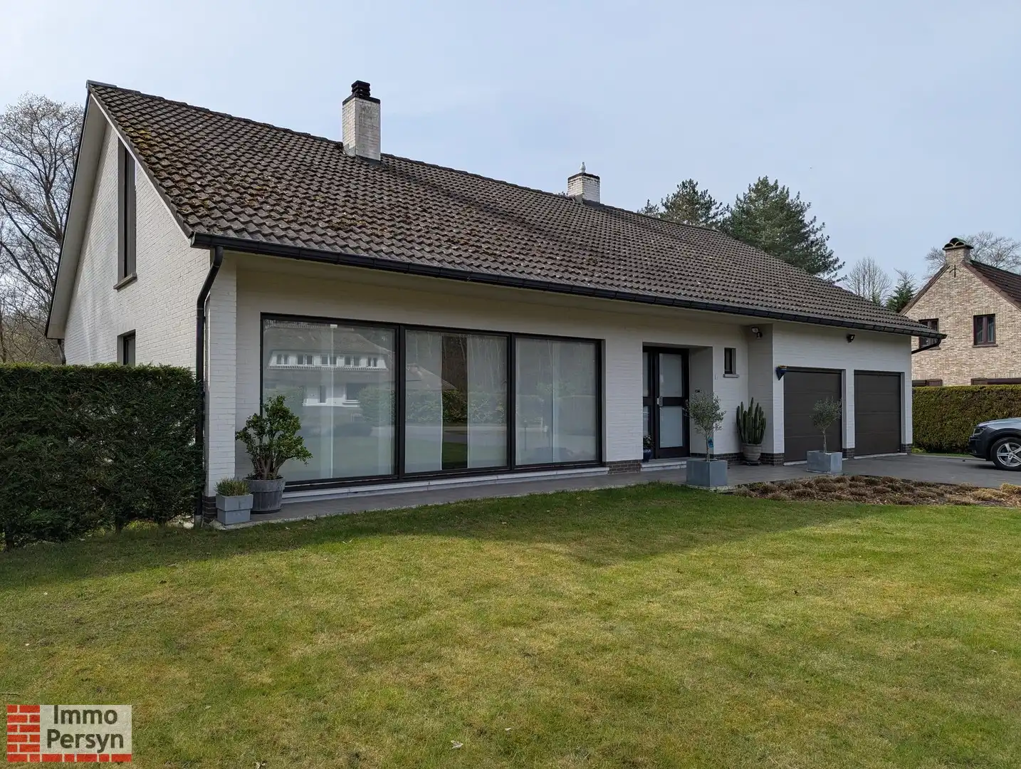 Ruime woning midden in een groene omgeving foto {{pictureIndex}}