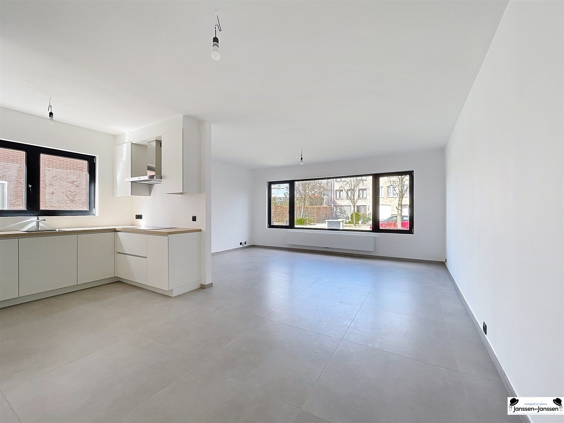 Gelijkvloers gerenoveerd appartement met 2 slaapkamers en tuin foto {{pictureIndex}}