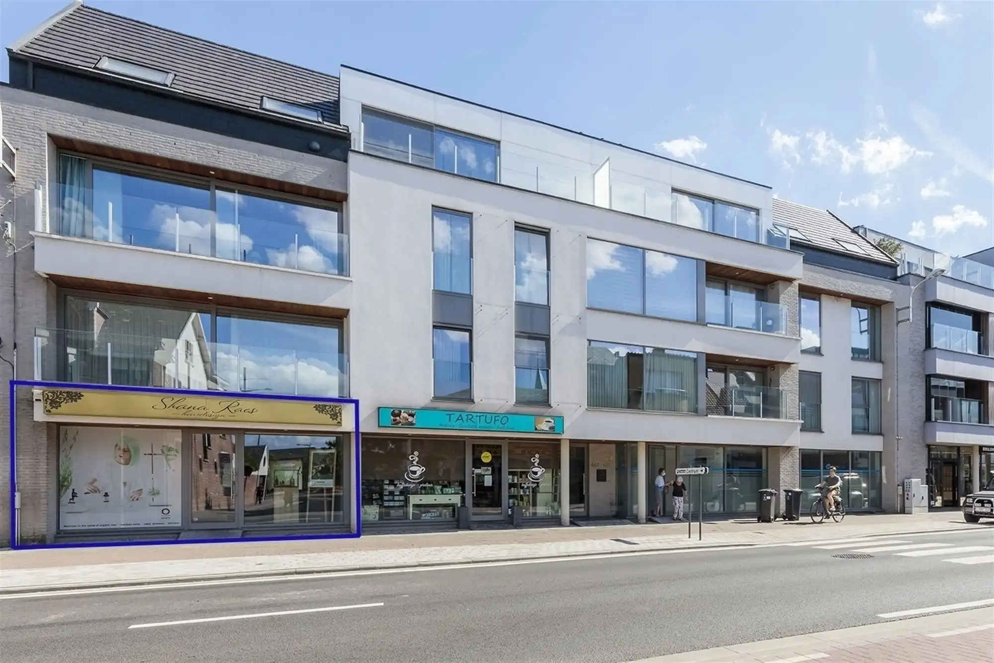 Knap handelspand, heden ingericht als kapsalon, te Putte foto 6