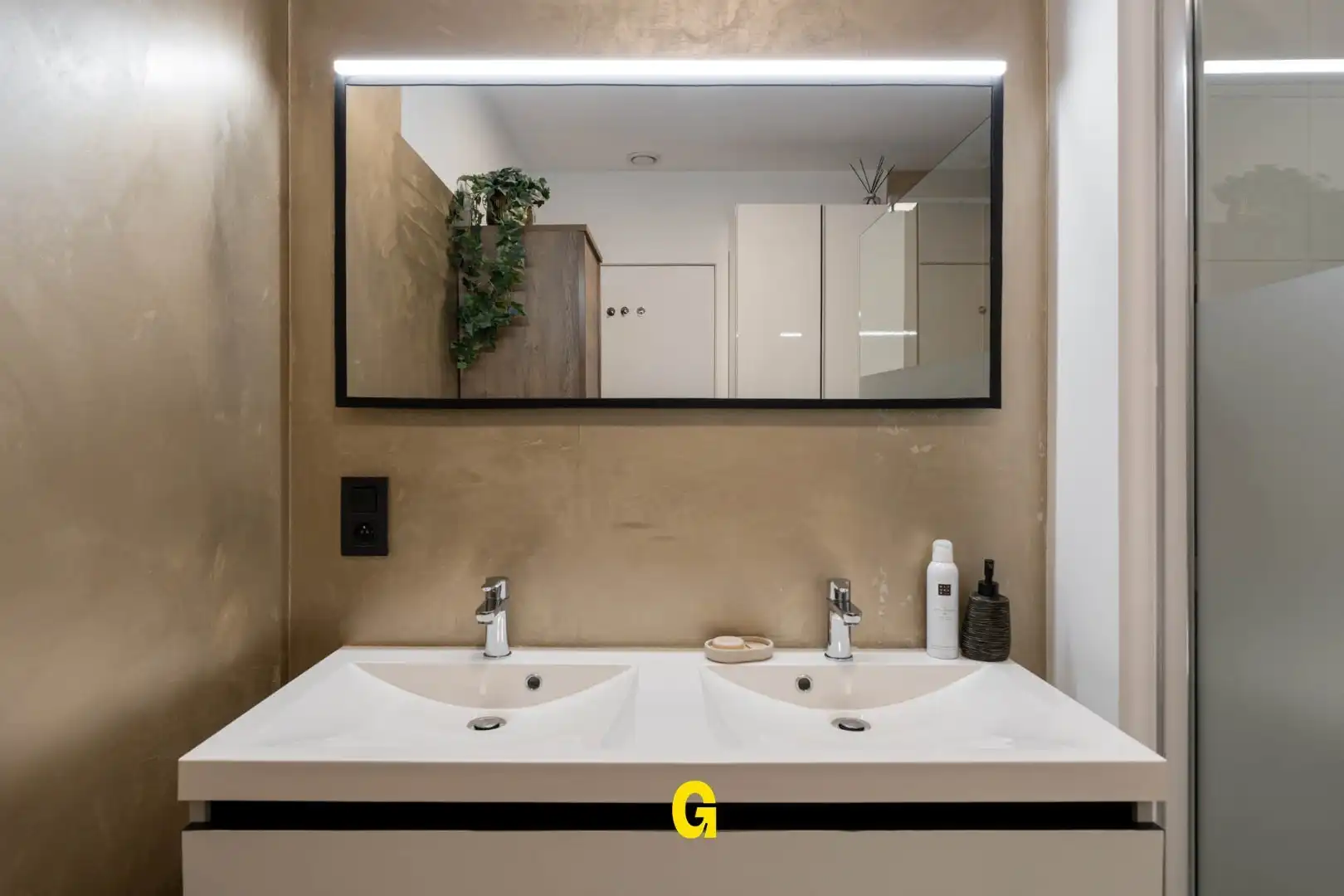 Knap ingericht gelijkvloersappartement met kelder en standplaats vlak bij het centrum foto 22