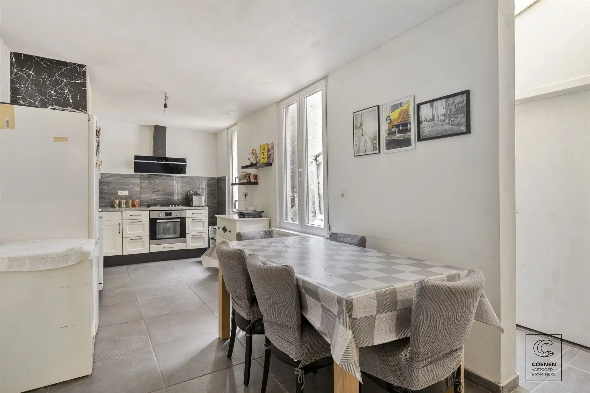 Charmante gezinswoning met 5 slaapkamers en stadskoer! foto 2