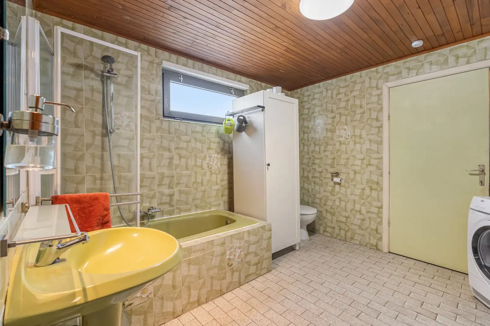 Droomt u van een woning te koop met ruimte, een groot perceel en heel wat mogelijkheden? Dan is deze halfopen bebouwing op een perceel van 10 are 14 absoluut het ontdekken waard 🏡. foto 8