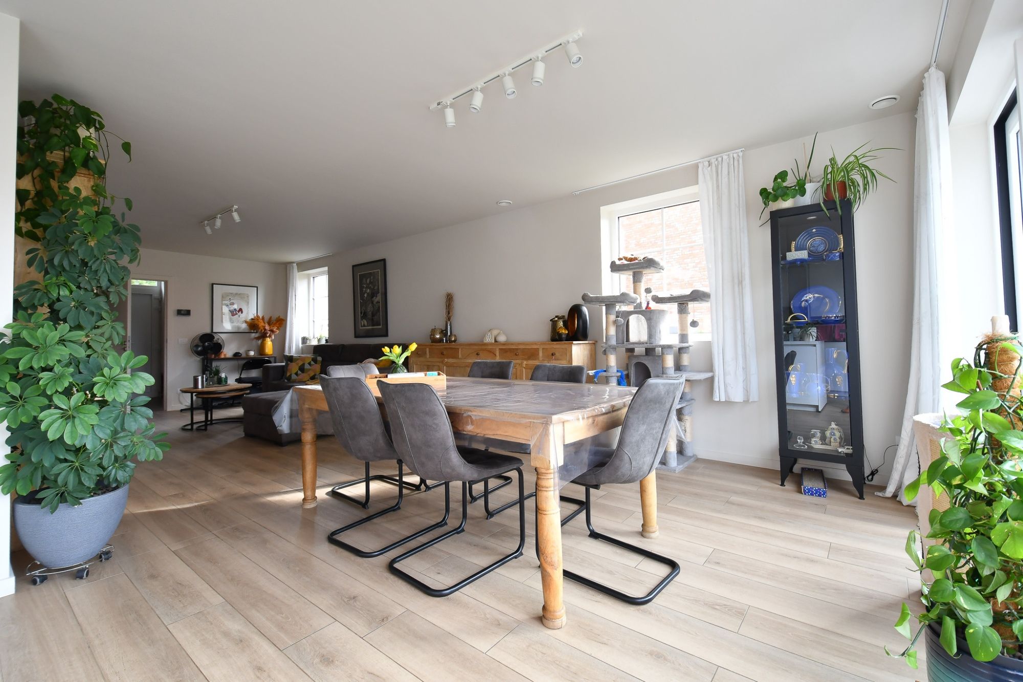 RUSTIG GELEGEN, RUIME woning met zongerichte tuin en garage foto 5